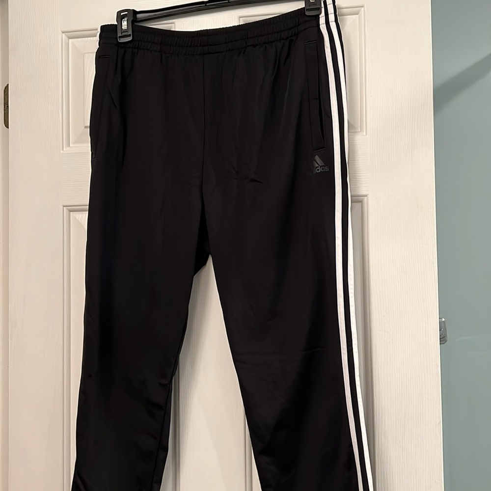 Men’s Adidas Sweatpants.Lighter weight. Sz-XL.
In great condition.Elastic waist.